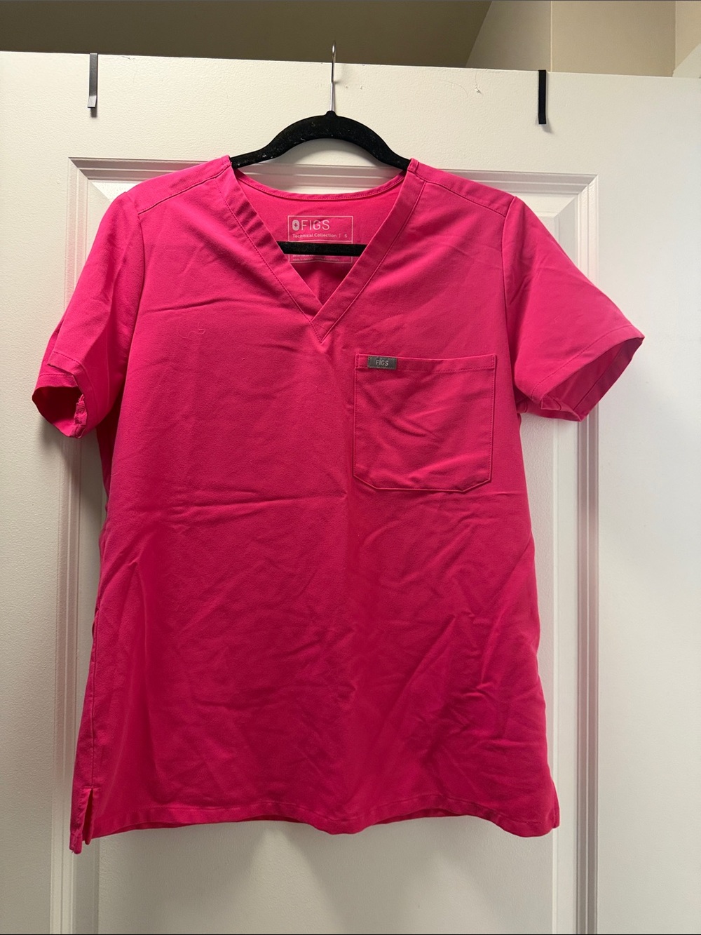 FIGS WOMENS SHOCKING PINK SCRUB TOP